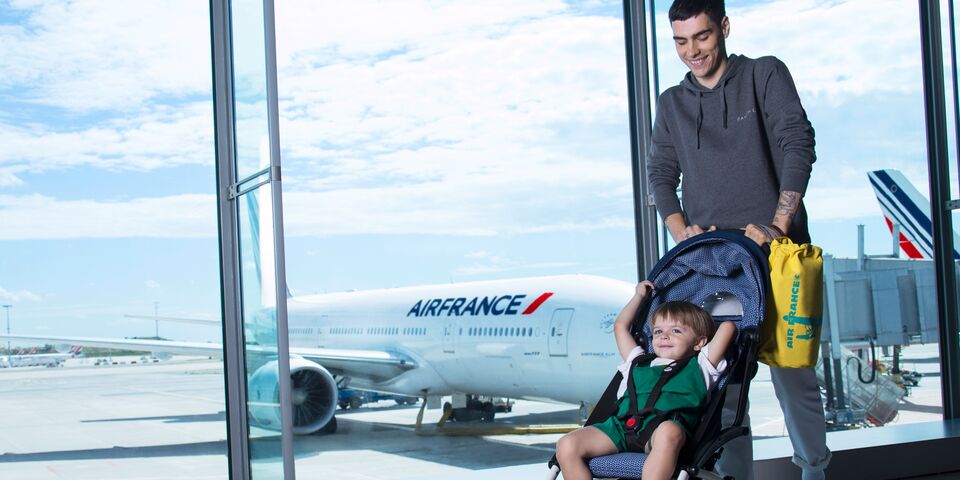 Voyager Avec Un Bebe En Avion Embarquement Prioritaire A L Aeroport Air France Air France