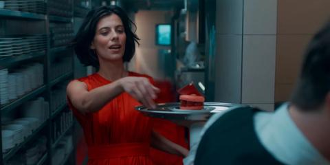 Femme qui déguste une pâtisserie