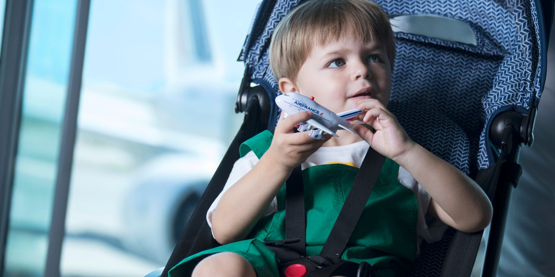 Voyager en famille, voyager avec un bébé en avion, embarquement prioritaire  à l'aéroport - Air France