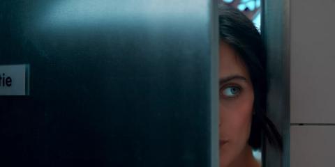 Visage de femme espionnant ce qu'il se passe
