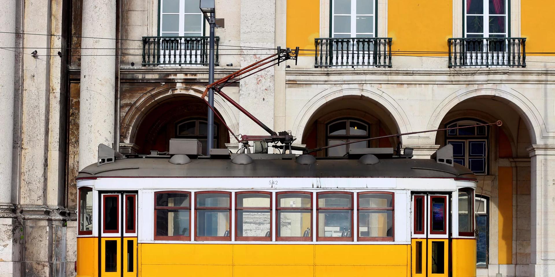Трамвай спереди. Трамвай вид спереди. Перед трамвая. Барнаул трамвай татра. Татра т6б5.