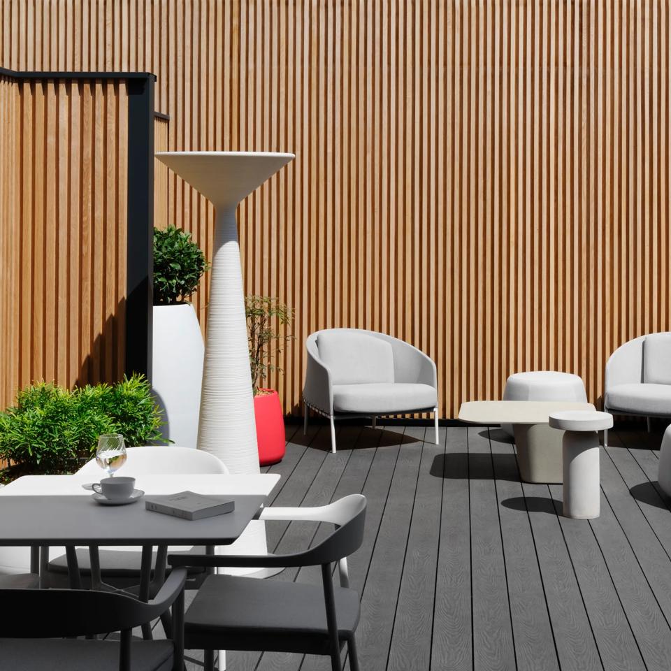 Suite-area-in-La-Premiere-lounge