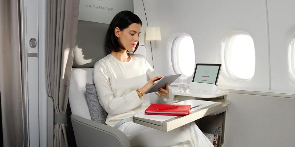 Cabine La Première-femme avec laptop