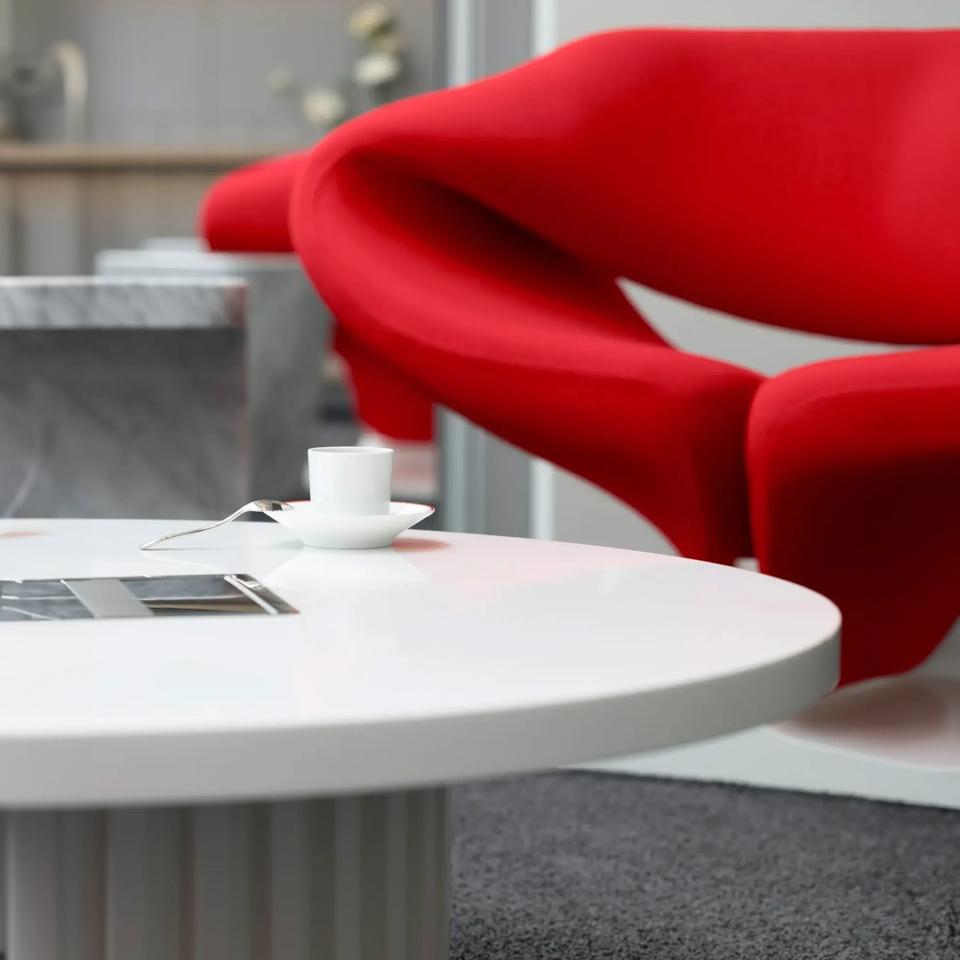 vestibule la premiere fauteuil rouge