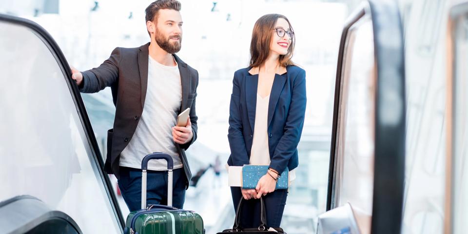 Business-couple-at-the-airpot