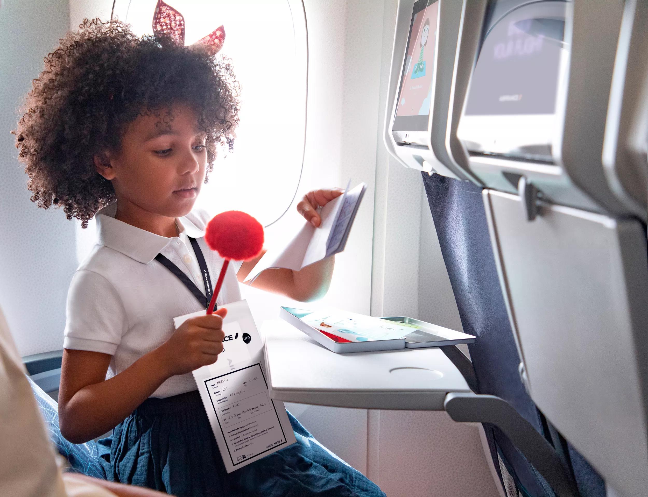 Children traveling alone by airport crew Air France