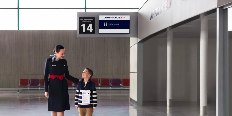 mother-child-airport