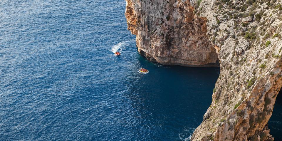 Boat trip around the Blue grotto in Malta